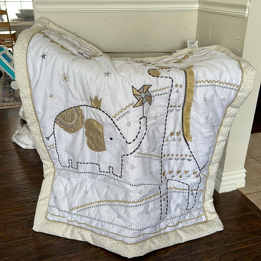 Lambs & Ivy reversible crib blanket and dust ruffle